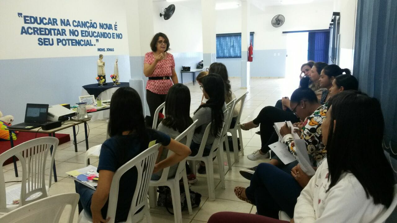 Orientadora Educacional realiza palestra no Instituto Canção Nova