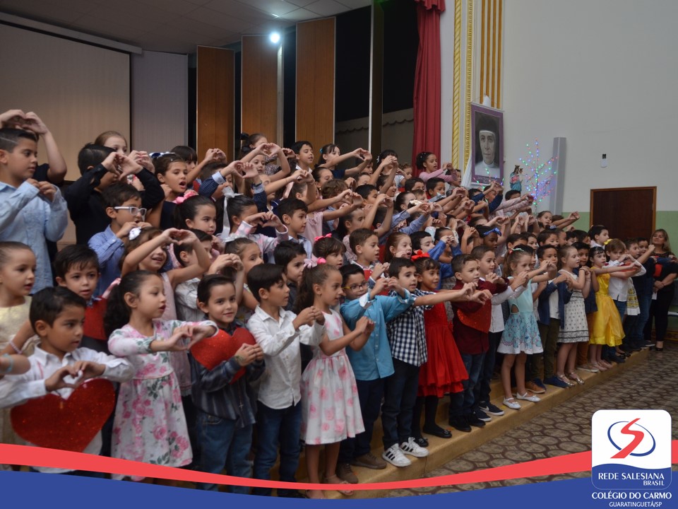 Alunos homenageiam Mães em apresentações especiais