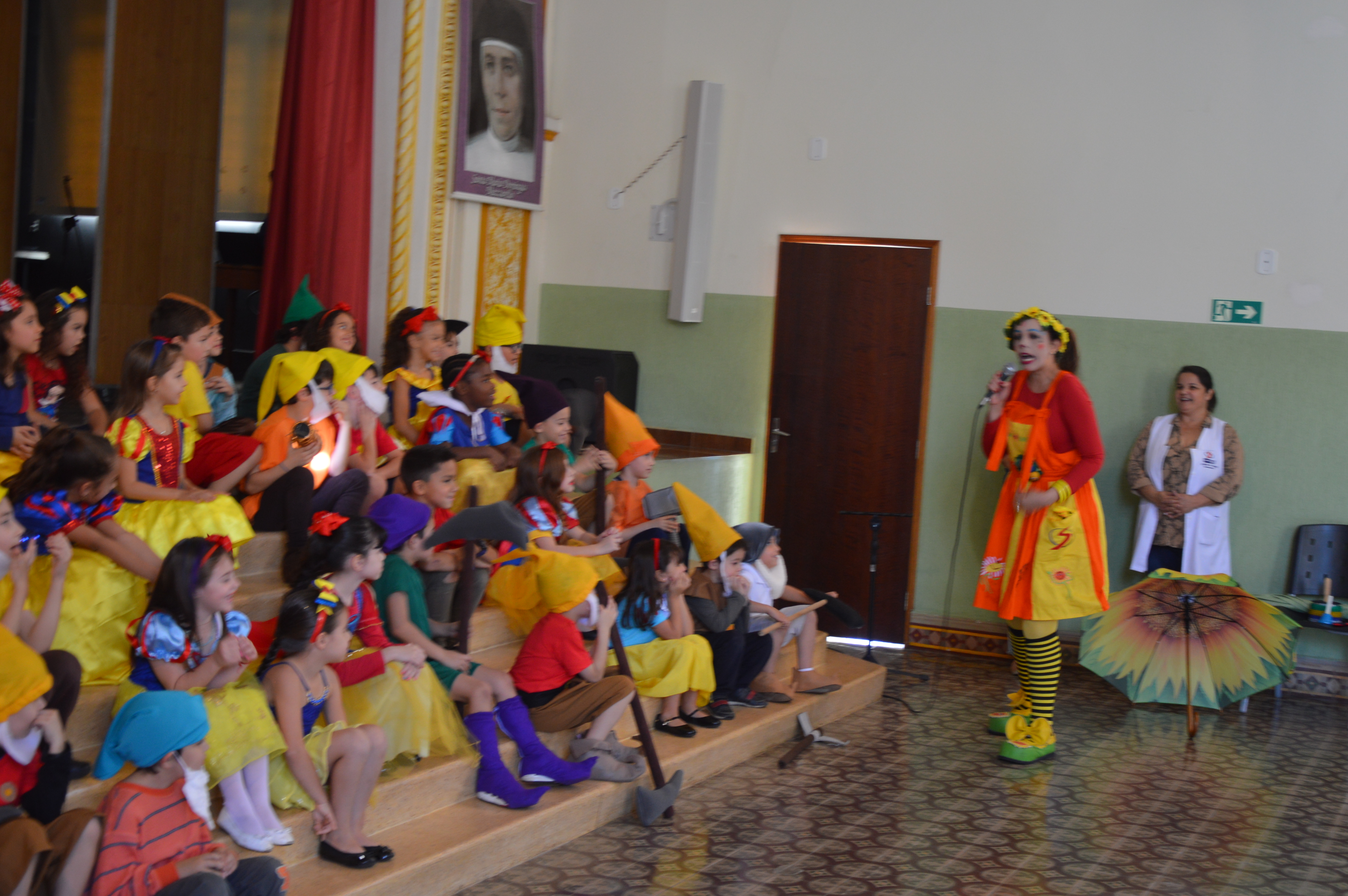 [VÍDEO] Apresentação: 1ºs Anos - Branca de Neve e os sete anões
